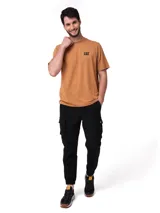 Remera Caterpillar de manga corta y cuello redondo, color marrón tostado, con el logo de la marca en pequeño estampado en el pecho.