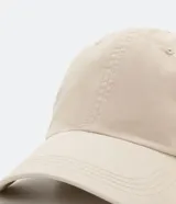 Gorro tipo gorra de béisbol color rosado, con visera curva y diseño liso.
