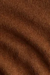 Cárdigan corto de tejido de punto suave, color marrón oscuro, con cuello camisero, abotonadura frontal y remates acanalados en puños y bajo.