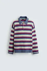Polo de punto con diseño de rayas horizontales multicolor. Presenta cuello solapa, cierre frontal con botones y mangas largas con puños en rib.