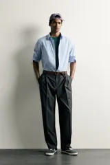 Camisa celeste de corte relaxed fit confeccionada en algodón, con cuello con botones y manga larga.