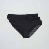 Pack de tres bombachas clásicas de algodón color negro con detalle de encaje en los bordes.