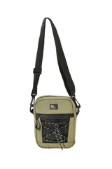 Morral de diseño compacto en color verde oliva, con correa ajustable negra. Presenta un compartimento principal con cierre, un bolsillo frontal con cierre y un bolsillo de malla con cordón elástico decorativo. Incluye un parche con texto en el frente.