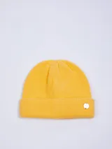 Gorro de tejido de punto color amarillo, con doblez en el borde y un pequeño aplique metálico redondo con la inscripción "Aille.".