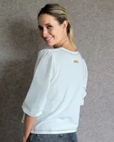 Remera de algodón con cuello redondo y mangas abullonadas de textura diferenciada. Presenta un diseño versátil con cuerpo de algodón y mangas de tussor al tono.