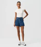 Short tipo mom de jean azul clásico, con tiro alto, trabillas para cinturón y bolsillos delanteros y traseros.