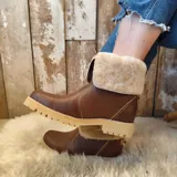 Botas de cuero marrón con interior y vuelta de corderito sintético, suela chunky y costuras pespunteadas a contratono.