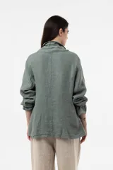 Chaqueta de lino verde militar de calce relajado, con solapa clásica, cierre frontal con dos botones grandes y bolsillos delanteros con solapa.