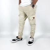 Pantalón cargo color arena de gabardina con puño en los tobillos y bolsillos laterales con solapa.