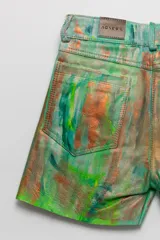 Short de cuero intervenido con arte abstracto en tonos verdes, celestes y amarillos por la artista Cocó Doldán.