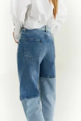 Pantalón de jean de corte recto, con diseño patchwork en diferentes tonos de azul.