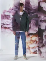 Campera verde oscuro con capucha, cierre frontal y bolsillos laterales.