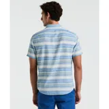 Camisa de manga corta con cuello abotonado y estampado a rayas horizontales en tonos celeste, azul y blanco.