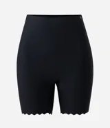 Bermuda modeladora negra de microfibra con borde nube y forro de algodón.