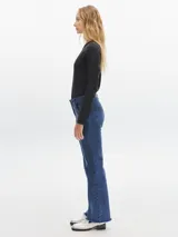 Jean de corte flare, tiro medio y lavado gastado.