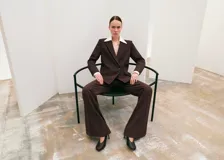 Pantalón de vestir marrón con sutil estampado de rayas diplomáticas en tono más claro, corte recto y largo.