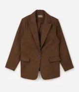 Blazer de corte regular confeccionado en tejido de poliéster con textura de espina de pez. Presenta cuello con solapa, cierre frontal de un botón, mangas largas y bolsillos laterales con solapa.