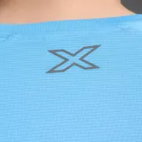 Remera deportiva 2XU de manga corta, confeccionada en tejido técnico de doble punto con panel trasero de malla para mayor ventilación. Presenta un diseño ergonómico con logotipos reflectantes para mayor visibilidad.