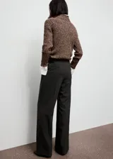 Pantalón de vestir de tiro medio, diseño de cuadros y corte recto. Cuenta con bolsillos laterales, bolsillos de ribete posteriores, trabillas y detalle de pinzas. Cierre oculto de botón, gancho y cremallera.