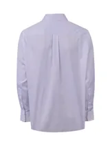 Camisa de manga larga de corte regular fit, con estampado de finas rayas verticales celestes sobre fondo blanco. Cuenta con cuello italiano, cierre frontal de botones y un sutil logo bordado en el pecho.
