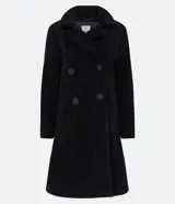 Campera alargada de sherpa color verde manzana, con cuello solapa, cierre cruzado con botones y bolsillos delanteros.