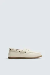 Zapato náutico de piel con diseño clásico, horma redonda y suela de goma a contraste.