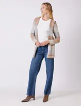 Cardigan abierto sin cierre, con capucha, de tejido de punto con diseño de bloques de color en tonos neutros como gris, beige y rosado pálido. Presenta bolsillos aplicados en la parte delantera.