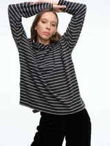 Buzo tejido de punto color negro, con capucha integrada, mangas largas y tajos laterales en el ruedo.