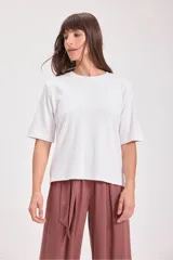 T-shirt negra de manga corta, cuello redondo y corte holgado.