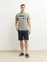 Remera color natural de manga corta con estampa fotográfica en el frente.