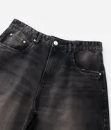 Pantalón de jean modelo super baggy, con corte ancho y recto, cintura alta con trabillas y terminación deshilachada en el ruedo. Presenta un lavado con efecto desgastado y bolsillos funcionales.