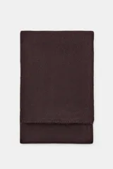 Bufanda de tejido de punto en color marrón oscuro, con diseño liso y terminaciones simples.