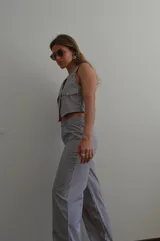 Pantalón de vestir a rayas verticales blancas y negras, con cintura elástica.