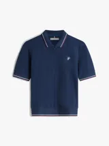 Chomba de piqué azul marino de manga corta, con cuello tipo polo, cierre de cremallera en el pecho y logo bordado de la marca. Cuenta con detalles de líneas en cuello y ruedo.