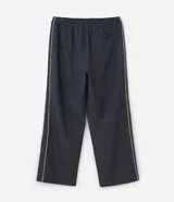 Pantalón de corte regular gris oscuro con diseño de raya diplomática fina y bordado localizado. Confeccionado en poliéster con viscosa, cuenta con cintura elástica.