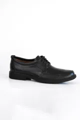 Zapato de vestir marrón oscuro, acordonado, de cuero legítimo.