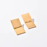 Par de caravanas colgantes doradas, con dos placas cuadradas unidas por un eslabón.