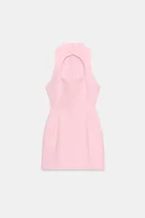 Vestido mini color rosado de manga sisa y cuello mao con abertura frontal y cierre de botón. Cuenta con forro interior combinado a tono y cierre en la espalda con cremallera oculta.
