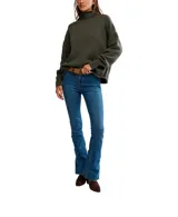 Buzo de tejido punto color beige claro, de calce oversized y cuello alto. Presenta mangas largas con puños anchos y dobladillos enrollados en ruedo y puños.