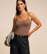 Musculosa básica Cortelle en color beige, con escote redondo y tirantes finos, confeccionada en poliamida con elastano.