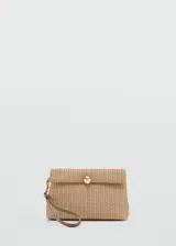 Cartera de mano de tejido trenzado color beige, con solapa y cierre de botón a presión metálico dorado. Incluye una correa de muñeca en tono marrón y herrajes dorados.