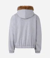 Buzo abierto con cierre frontal, confeccionado en tejido fleece color gris. Presenta capucha con borde de piel sintética, mangas largas con puños elásticos y bordado con lettering 'Clash' en el pecho.