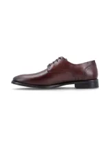 Zapato de vestir tipo derby color café, confeccionado en cuero con cierre de cordones y suela de goma con costura vista.