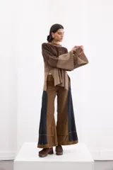 Sweater de punto con diseño en bloques de tonos marrones y tostados, cuello redondo y mangas largas amplias.