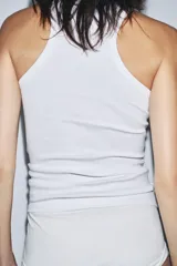 Top negro de corte ajustado (slim fit) con escote redondo y manga sisa.