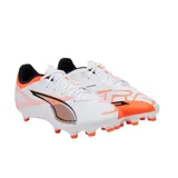 Championes de fútbol Puma Ultra 5 Play FG/AG, color blanco con detalles en naranja y negro. Diseño aerodinámico con suela de tapones para césped natural y artificial.