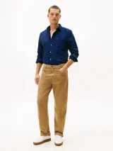 Camisa azul oscuro de corte regular con patrón de raya diplomática blanca y roja, confeccionada en puro algodón Oxford. Cuenta con cuello abotonado, cierre frontal con botones, bolsillo de parche en el pecho con logo bordado y mangas largas con puños abotonados.