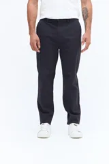 Pantalón chino clásico color azul marino, de corte regular, con pasacinto y confeccionado en algodón con elastano.