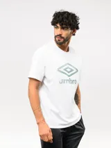 Remera de manga corta color azul marino, con logo de Umbro estampado en el frente en color blanco. Confeccionada en tejido suave y elástico.