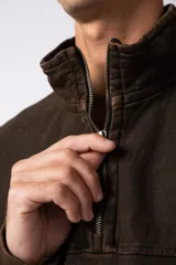 Buzo de frisa con efecto de lavado snow, corte oversize, cuello alto con medio cierre frontal y bordado al tono en el pecho. Cuenta con bolsillos laterales.